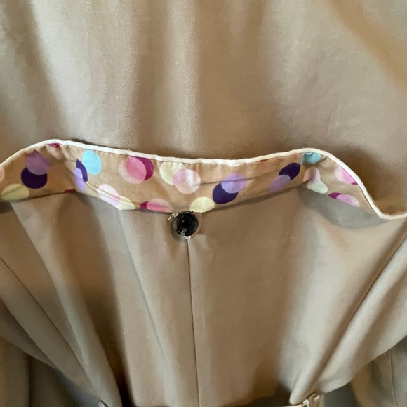Gap trench coat. Size XS. Khaki outer shell. Polka dot lined. Great condition. - Picture 6 of 9
